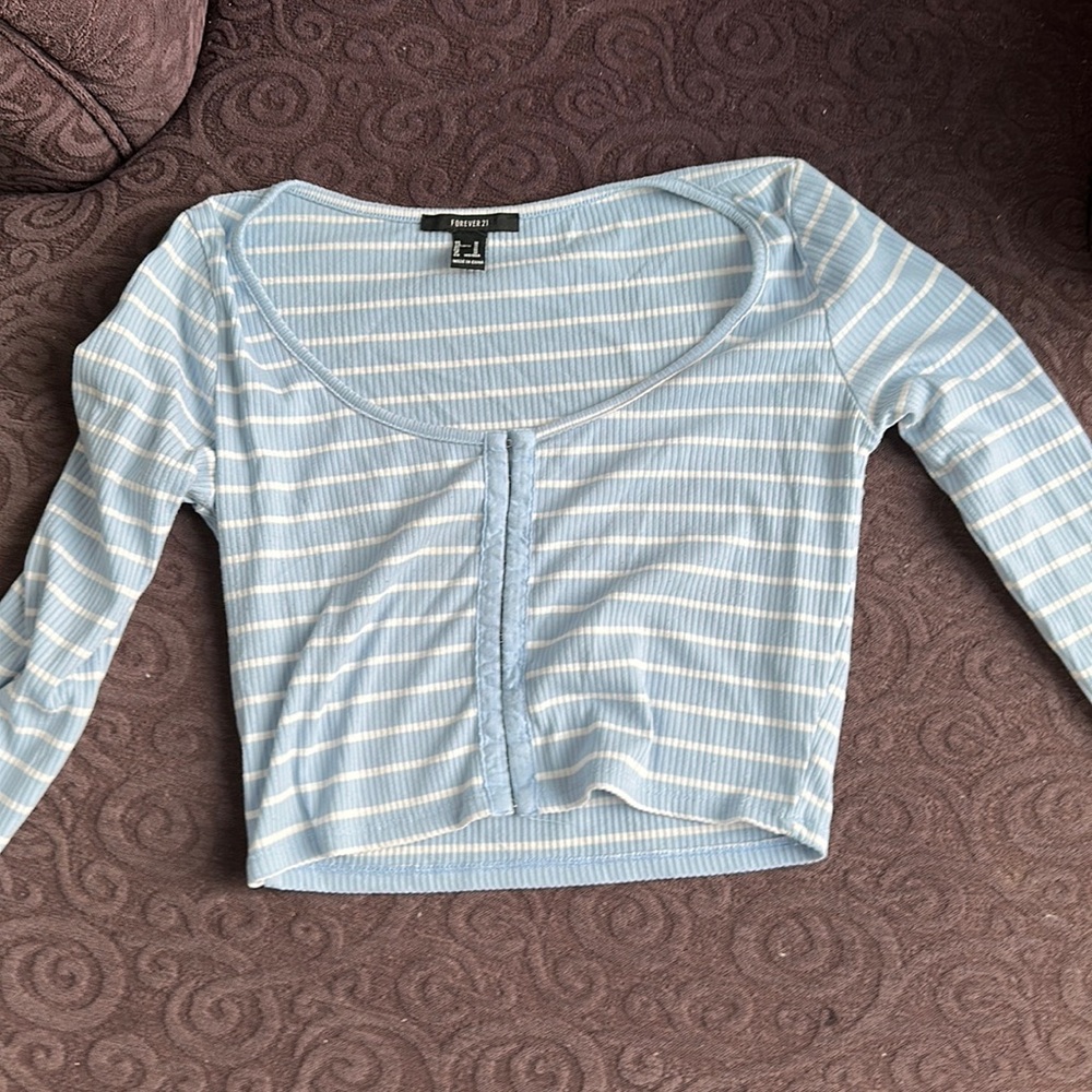 Women’s Forever 21 blue & white striped front hooked long sleeve crop top